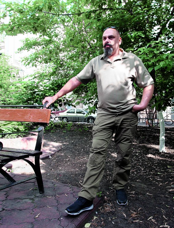 Ілля ”Хоттабич” ЛИСЕНКO, 48 років, волонтер. Народився 4 листопада 1968-го в місті Павлоград Дніпропетровської області. Батько – прикордонник, кадровий військовий. Мати – будівельник. Коли Іллі було 3 роки, родина переїхала до Маріуполя на Донеччині. ”Жартую, що в мене непочата вища освіта. Спроби здобути її розбилися об лінощі та любов до свободи. Але це не завадило відбутися в житті”. Прослужив чотири роки у морських частинах прикордонних військ у Баку в Азербайджані. ”Ці війська належали до КДБ. Мене просували на факультет журналістики в Московський університет. Поїхав туди. Але дорогою загуляв і повернувся в частину”. Брав участь у конфлікті в Нагірному Карабаху 1988-го. ”Нас, матросів, спустили на берег. Охороняли КДБ”. Демобілізувався 1990 року. Займався бізнесом – зеленим туризмом: прогулянки на конях, оренда мототреків для любителів швидкої їзди. З 2009-го по 2012 рік очолював навчальний центр компанії ”Експрес страхування” корпорації ”Укравто”. Готував продавців, працівників автосалонів, фахівців із кредитування. Із 2012-го – фахівець із конкурентної безпеки й розвідки. ”Коли люди розуміють, що щось не те відбувається з бізнесом, запрошують таких, як я”. 2014 року вирушив на Донбас із першим батальйоном Нацгвардії, сформованим із активістів Майдану. Створив ”Екстрену медичну службу Хоттабича”, яка за час війни понад вісім тисяч разів виїжджала рятувати поранених. Заснував благодійний фонд АСАП (з англійської as soon as possible – якнайшвидше. – Країна). Обрав позивний ”Борода”, але один боєць на блокпості біля Слов’янська помилково назвав ”Хоттабичем”. У жовтні 2015-го отримав орден ”За мужність” ІІІ ступеня. Після закінчення бойових дій планує організувати цивільну службу швидкої допомоги. ”Цього року наші рятувальники працювали в Карпатах на курорті Драгобрат. Понад 500 разів надавали допомогу відпочивальникам. Від випадків, коли хтось не розминувся на лижах зі смерекою, до інфарктів і отруєнь”. Одружений удруге. Має доньку від першого шлюбу