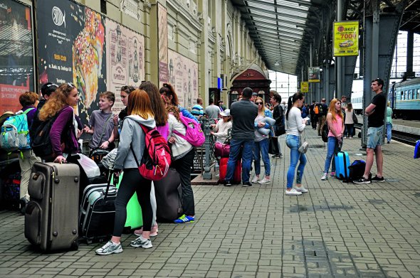 Школярі з вчительками чекають поїзд ”Київ–Перемишль” на львівському вокзалі. Зі Львова до прикордонного польського міста можна добратися за дві години двадцять хвилин