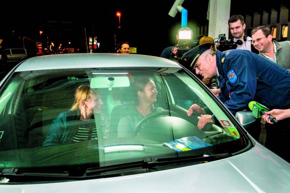 Заступник прикордонного уповноваженого Угорщини Жолт Гудак вітає на угорській стороні українок у перший день безвізового режиму 11 червня. Жінки щойно перетнули кордон у пункті пропуску ”Чоп – Захонь”