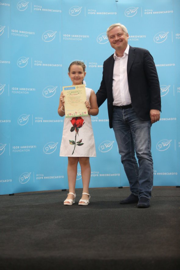Игорь Янковский и победительница V-го Всеукраинского конкурса детского рисунка Анастасия Старовойт