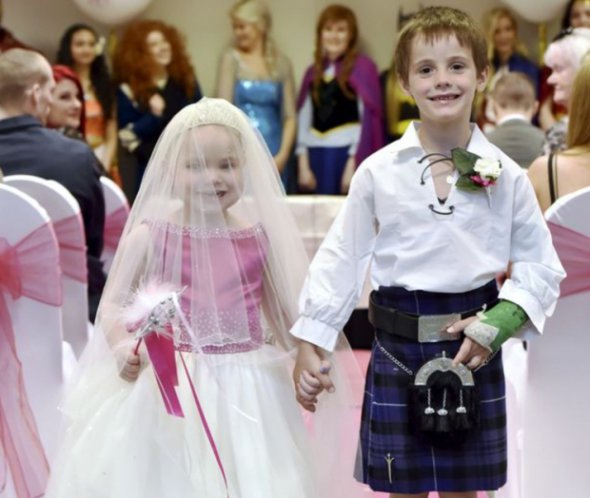 5-летняя Елейд Паттерсон, больная раком, "вышла замуж" за своего лучшего друга, на год старшего Харрисона Гриера. Таким было одно из передсмерних желаний девочки