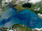 NASA опубликовало впечатляющие снимки из космоса, на которых видно, что цвет Черного моря сильно изменился. 