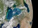 NASA опубликовало впечатляющие снимки из космоса, на которых видно, что цвет Черного моря сильно изменился. 