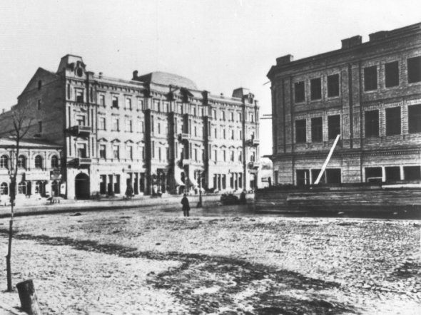 Будівництво будинку Кані (праворуч). Фото 1874 р
