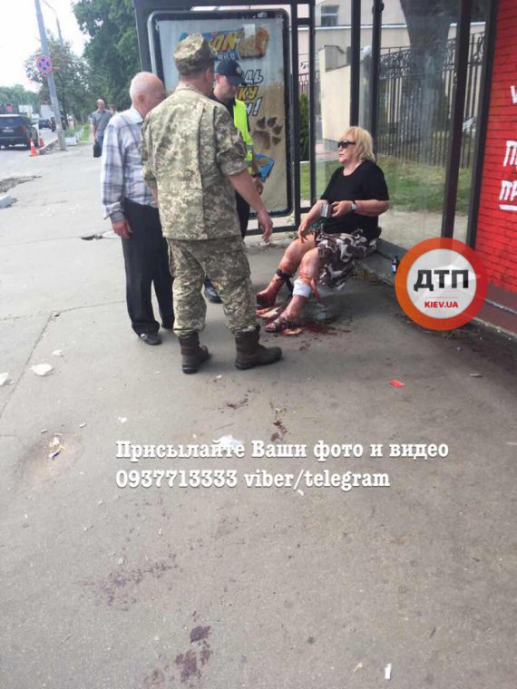 Жінку виштовхнули з маршрутки й вона впала