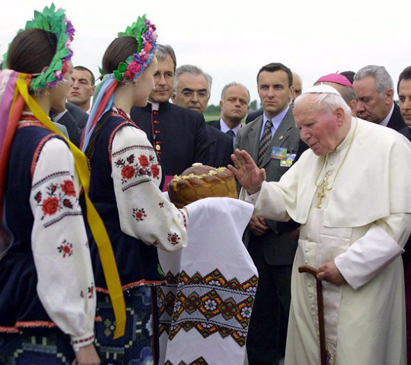 В Киев прибыл Папа Римский Иоанн Павел II.