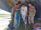 22 поранених військовослужбовців доправили літаком з Дніпра в Одесу