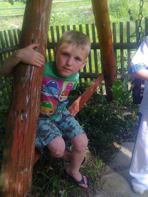 Роман Вередюк із села Микуличин Івано-Франківської області — наймолодший із трьох дітей у родині. Перейшов до четвертого класу