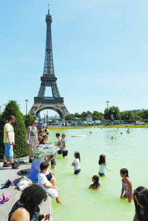 Мешканці французької столиці Парижа рятуються від аномальної спеки у фонтані Трокадеро неподалік Ейфелевої вежі 19 червня. Температура повітря в цей день сягала 37 градусів тепла