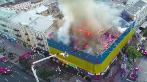 Колишній Центральний гастроном міста Києва згорів 20 червня. Поліція розслідує пожежу за статтею ”умисне знищення майна”