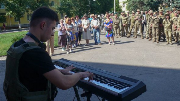 Син Сергія Олійника - Ярослав - піаніст-віртуоз. Грав на синтезаторі для мирних жителів і для військових