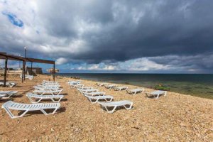  Незважаючи на теплу воду в море на пляжах відпочиває дуже мало людей. Фото: zn.ua