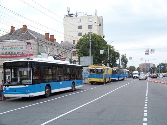 Через замінування торгового комплексу у Вінниці, зупинили рух транспорту вулицею Пирогова
