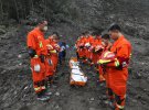 Спасательные работы на месте оползня в селении Синьмо в Китае, 25 июня 2017