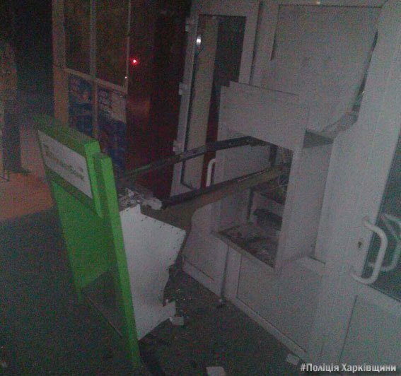 Трое мужчин взорвали банкомат и похитили 434 тыс. грн