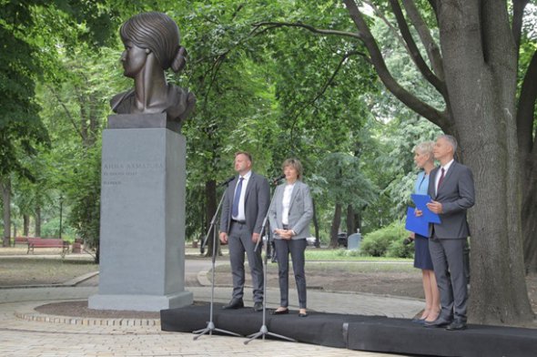 Открыли памятник поэтессе Анне Ахматовой.
