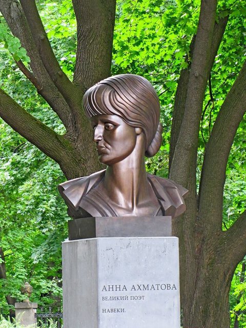 Відкрили пам'ятник поетесі Анні Ахматовій.