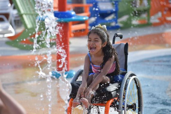 В США открыли первый в мире аквапарк для детей с инвалидностью