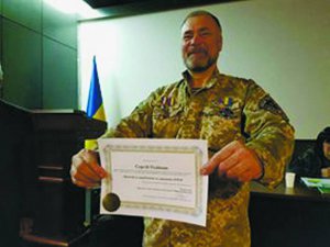 Киянин Сергій Олійник тримає сертифікат практика із посттравматичних стресових розладів. Демобілізувався восени торік. На війну пішов добровольцем