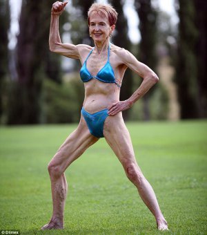 74-річна Дженіс Лоррейн позує у парку в австралійській Канберрі. Тричі на тиждень тренується у спортзалі