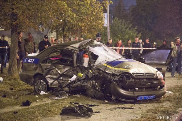 Автомобіль поліцейських, в який врізався нетверезий переселенець із зони АТО за кермом Mercedes