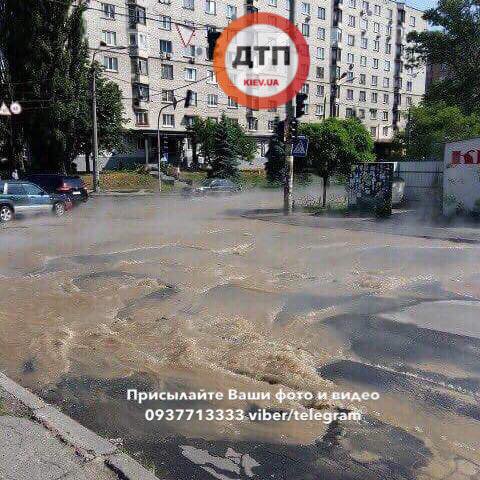 У Солом'янському районі прорвало трубу