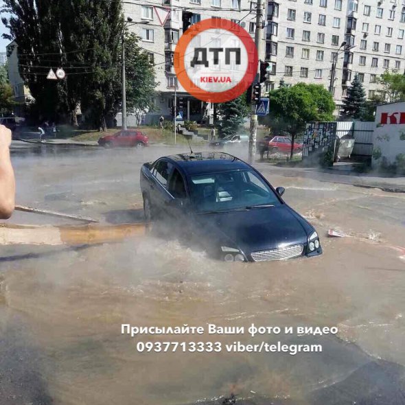 Автомобіль Opel пішов передніми колесами під землю.