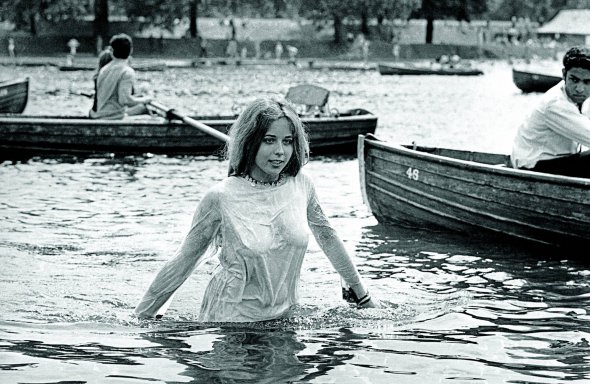 5 липня 1969 року дівчина купається у ставку в лондонському Гайд-парку під час фестивалю The Stones in the Park – ”Камені в парку”. Дійство організував гурт The Rolling Stones. Подивитися на концерт зійшлися майже півмільйона осіб