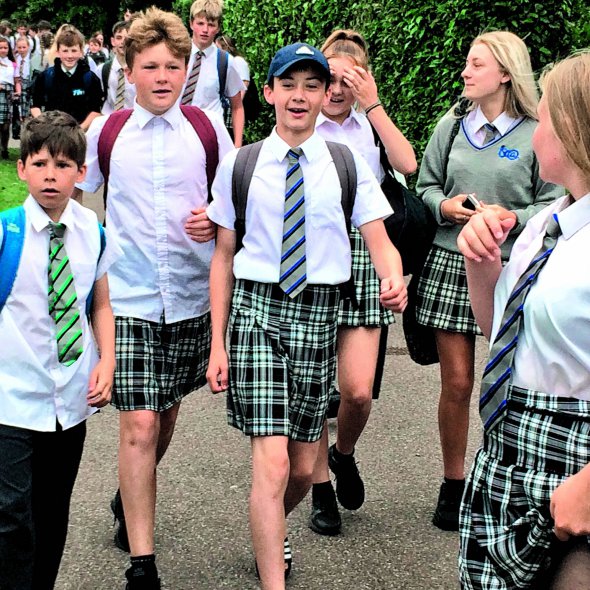 30 школярів у британському Девліні через спеку прийшли до школи у спідницях. Такі прописані у правилах закладу для дівчат. Директор дозволила їм наступного дня надіти шорти замість штанів