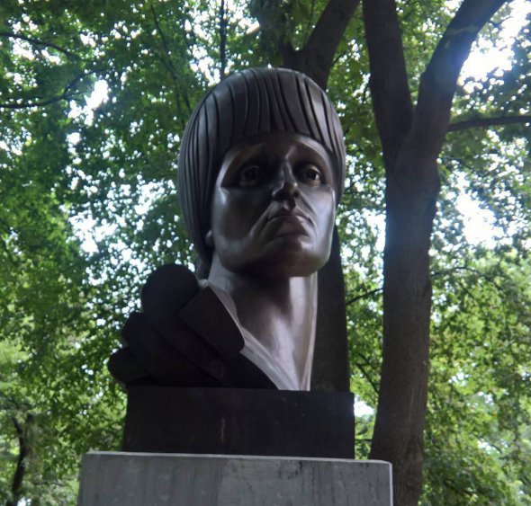 Памятник Ахматовой в Мариинском парке Киева