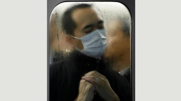 Несколько лет фотограф Майкл Вульф снимал пассажиров метро в часы пик в городе Токио