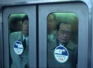 Кілька років фотограф Майкл Вульф знімав пасажирів метро в години пік у місті Токіо