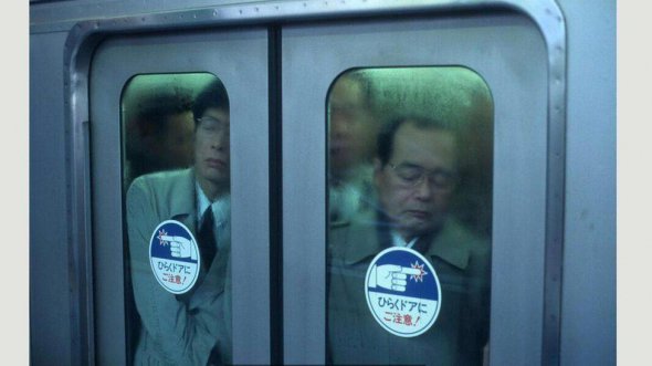 Несколько лет фотограф Майкл Вульф снимал пассажиров метро в часы пик в городе Токио