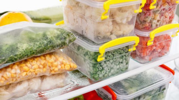 У овочах і фруктах багато рідини, яка при заморожуванні розширюється, постарайтеся залишити в пакетах і контейнерах вільного місця у 2-3 см.