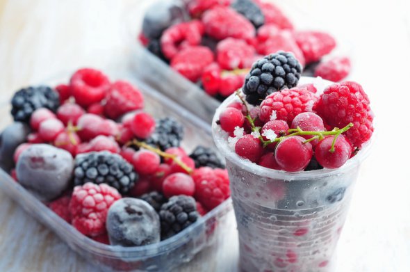 Обов'язково видаліть кісточки з плодів, тому що розморожені фрукти складніше буде очистити. 