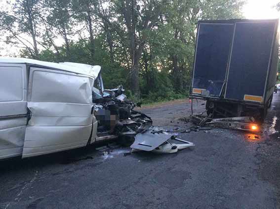 Водій “Volkswagen T4” розбився об “МАN”. Чоловік вижив, а 2 пасажири загинули миттєво