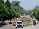 Жители Новгород-Волынского Житомирской живым коридором встретили бойцов АТО. Фото: mil.gov.ua