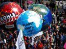 Протестувальники вимагають грунтовної зміни світової політики