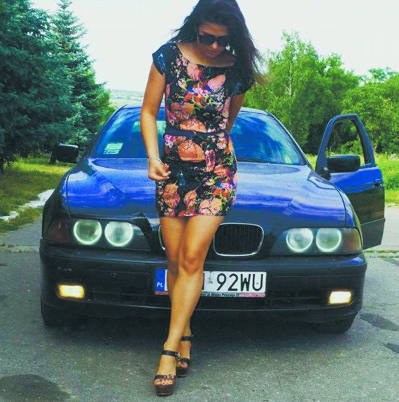 Дар’я Медведєва керувала легковиком БМВ, коли із подругою Софією Магерко транслювали в соцмережі ”Інстаграм” свою поїздку