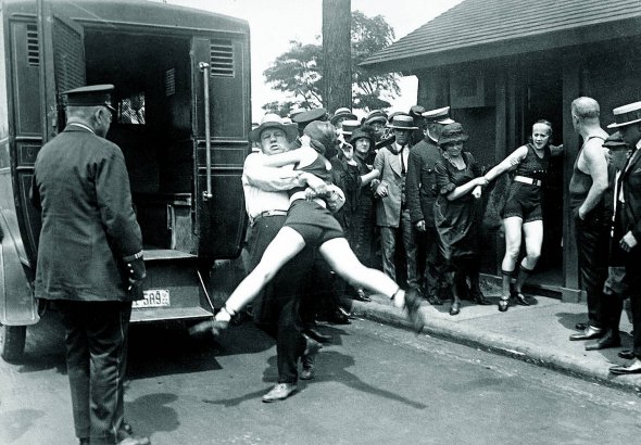 12 липня 1922 року поліція арештовує жінок, які вийшли на пляж у Чикаго у занадто коротких купальниках. За американським законодавством, старші 14 років дівчата й жінки не мали права з’являтися на людях у костюмі, який не закривав ноги вище колін