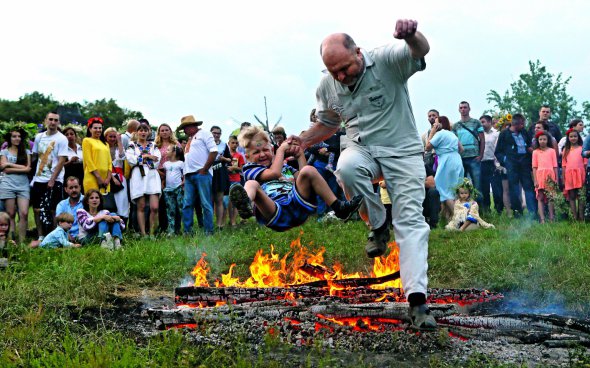 Відвідувачі ”Музею просто неба в Пирогові” під Києвом стрибають через купальське вогнище. За повір’ям, купальський вогонь задобрює вищі сили та відлякує злих духів. Якщо жінка не стрибала через вогнище, її звинувачували у відьмацтві