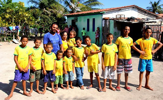 В бразильской семье растет 13 родных сыновей