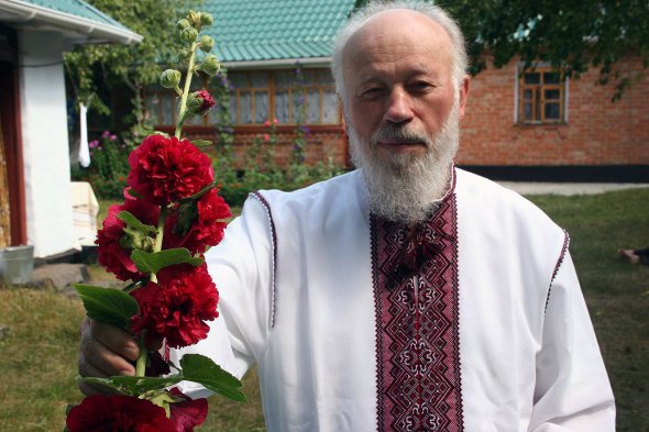 Володимир Сабодан біля своєї хати у Марківцях на Хмельниччині