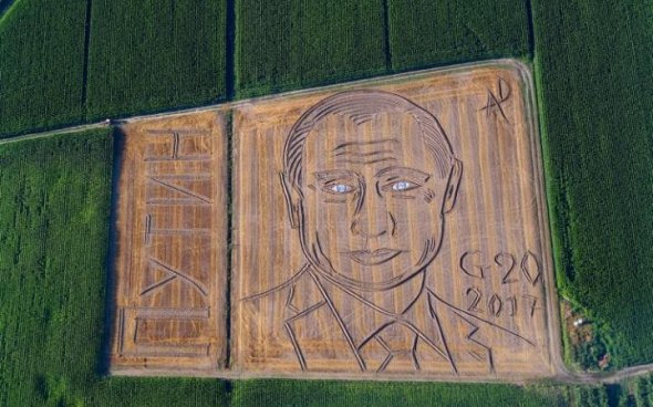 Даріо Гамбарін виорав 135-метровий портрет Володимира Путіна.