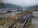 Наслідки негоди в Японії. Річка Гікосан змила залізницю в Соедо, префектура Фукуока. 5 липня