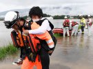 Пожежні рятують мешканців Асакури, префектура Фукуока, від повені. 6 липня
