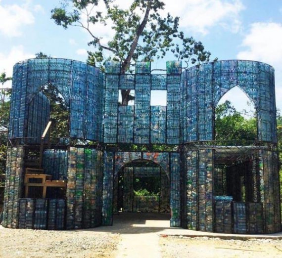 Мужчина строит село, где все дома из пластиковых бутылок