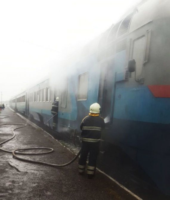 Поезд загорелся во время движения с пассажирами