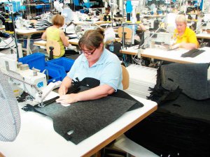 Швачка у Польщі заробляє  від 17 тисяч гривень на місяць, у Чехії — від 20 тисяч. В Україні середня зарплата становить 11 тисяч гривень