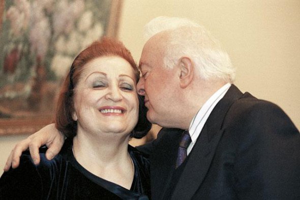 Эдуард Шеварднадзе был женат на Нанули Шеварднадзе (1929—2004). 35 лет она занималась журналистикой.